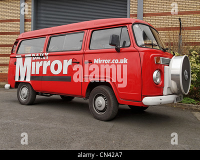 Un refroidissement par eau VW Transporter van utilisée pour annoncer le journal Daily Mirror. Banque D'Images
