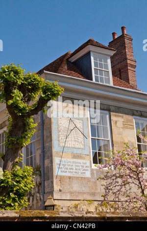 Cadran solaire vertical sur une maison dans l'Étroite, Salisbury, Wiltshire. Banque D'Images