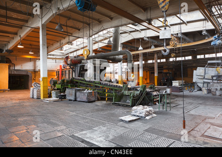 L'usine métallurgique de l'aluminium avec la machine pour la production de lingots d'aluminium. Fédération de la métallurgie des métaux non ferreux. Grand angle Banque D'Images