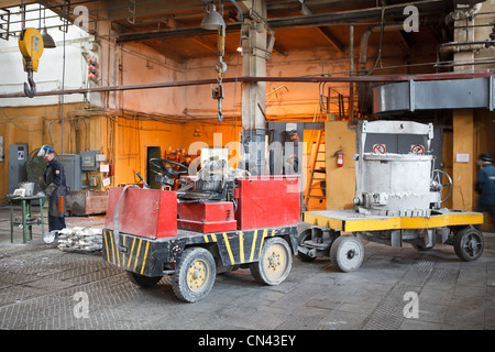 L'usine métallurgique d'aluminium avec moulage louche. Fédération de la métallurgie des métaux non ferreux. Les gens de Mill Banque D'Images