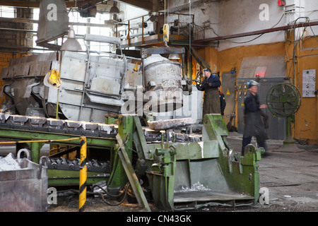 L'usine métallurgique de l'aluminium avec la machine pour la production de lingots d'aluminium. Fédération de la métallurgie des métaux non ferreux. Banque D'Images