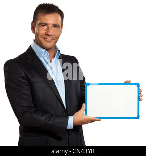 Un caucasian business man holding montrant en studio tableau blanc isolé sur fond blanc Banque D'Images