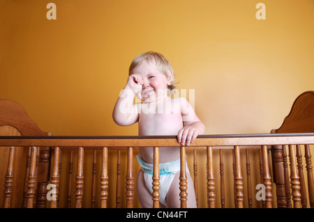 Garçon dans les couches de bébé en pleurs Banque D'Images