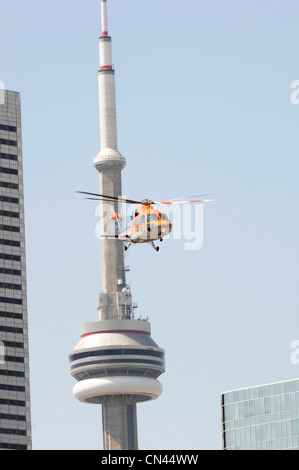 Air Ambulance décollant de l'Hôpital St. Michaels en face de la Tour CN, Toronto, Ontario Banque D'Images