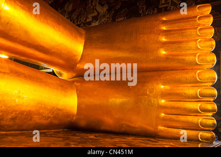 Statue de Bouddha couché pieds close up. Wat Pho, Bangkok, Thaïlande Banque D'Images