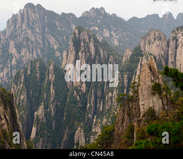 Les trottoirs et sur la pagode songling pic à la mer de l'ouest domaine huangshan chine montagne jaune Banque D'Images