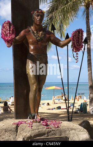 Elk284-1549v Hawaii, Oahu, Waikiki Beach, la statue de Duke Kahanamoku, décorées avec orchidée leis, célebre jour surfer Banque D'Images