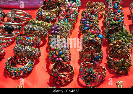 Bijoux pour la vente au marché du tourisme, Don Sae, Pak Tha Région, Bokèo Province, Laos Banque D'Images