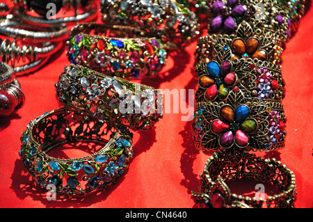 Bijoux pour la vente au marché du tourisme, Don Sae, Pak Tha Région, Bokèo Province, Laos Banque D'Images