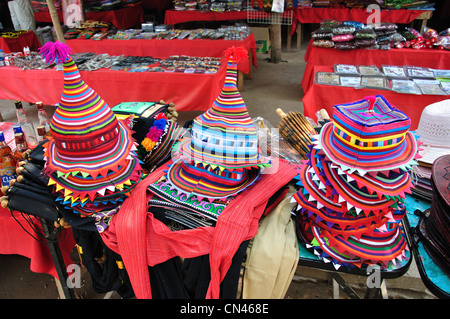 Hill tribe chapeau dans le marché touristique, Don Sae, Pak Tha Région, Bokèo Province, Laos Banque D'Images