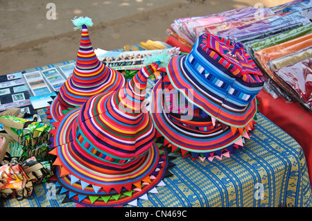 Hill tribe chapeau dans le marché touristique, Don Sae, Pak Tha Région, Bokèo Province, Laos Banque D'Images