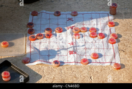 Un jeu de xiangpi ou échecs chinois est joué avec un morceau de tissu au lieu d'un conseil. Banque D'Images