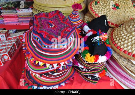 Hill tribe chapeau dans le marché touristique, Don Sae, Pak Tha Région, Bokèo Province, Laos Banque D'Images