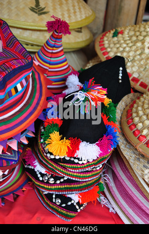 Hill tribe chapeau dans le marché touristique, Don Sae, Pak Tha Région, Bokèo Province, Laos Banque D'Images