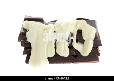 Photo d'un tas de chocolat avec du chocolat blanc versé sur Banque D'Images