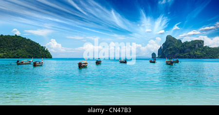 Long Tail boat on beach sur le coucher du soleil le plus bas. Thaïlande Banque D'Images