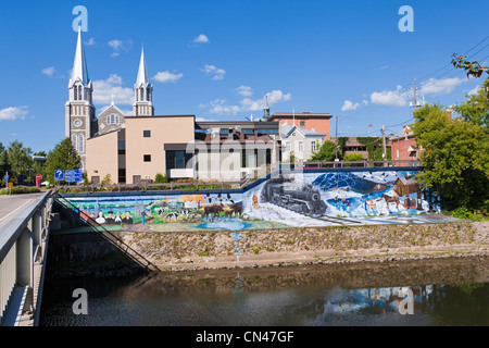 Le Canada, la province du Québec, région Montréal, St Lawrence River Road, Baie St Paul, l'église et la peinture murale représentant le Banque D'Images