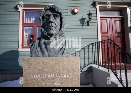 Le comté de Troms, Norvège, Troms, statue l'explorateur Roald Amundsen (1872-1928) devant le musée polaire de la ville Banque D'Images