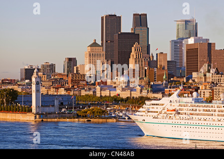 Canada, Québec, Montréal, la ville, le port, la Tour de l'horloge, le Vieux Montréal à partir de St Helen Island et le fleuve Saint-Laurent Banque D'Images