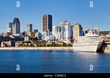 Canada, Québec, Montréal, le port sur le fleuve Saint-Laurent, la ville et ses gratte-ciel, la manutention au sol de croisière Banque D'Images