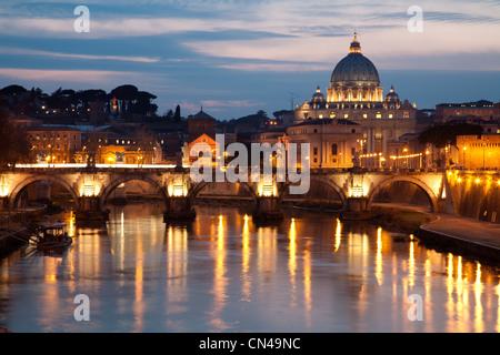 Rome - Pont des Anges et la basilique Saint Pierre en soir Banque D'Images