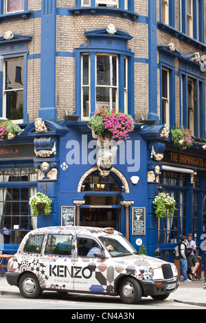 Royaume-uni, Londres, Southwark, Tooley Street, taxi avec Kenzo annonce en face de la pub d'armes Charpentiers Banque D'Images