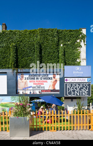 Royaume-uni, Londres, Islington Upper street, Business Design Centre entrée avec stand alimentaire Banque D'Images