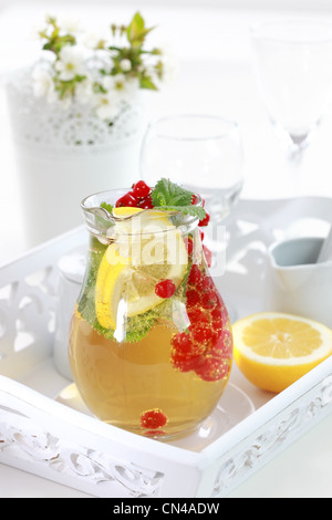 D'été rafraîchissant ice tea ou limonade avec fruits frais Banque D'Images