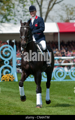 Zara Phillips qui prennent part à la parade des concurrents, Mitsubishi Badminton Horse Trials 2010 Banque D'Images