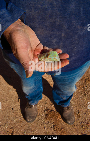 L'Australie, l'Australie du Sud, Coober Pedy, mineur présentant ruff opale Banque D'Images