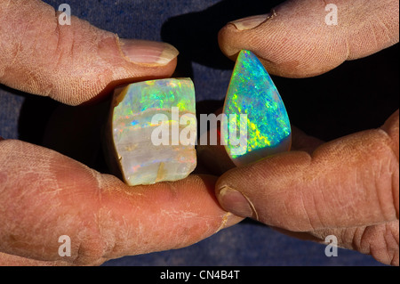 L'Australie, l'Australie du Sud, Coober Pedy, mineur présentant ruff opale Banque D'Images