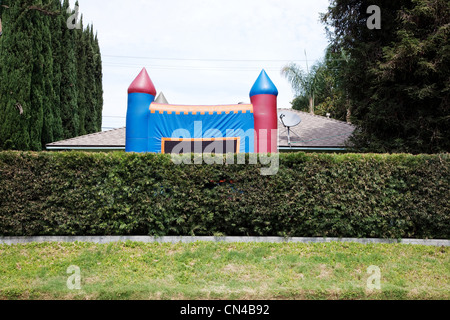 Château gonflable gonflable sur rue de banlieue Banque D'Images