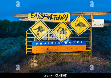 L'Australie, l'Australie du Sud, Parachilna, pancarte mentionnant Prairie Hotel, un célèbre pub dans le désert bien connu pour son menu Banque D'Images