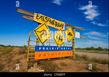 L'Australie, l'Australie du Sud, Parachilna, pancarte mentionnant Prairie Hotel, un célèbre pub dans le désert bien connu pour son menu Banque D'Images