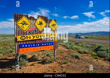 L'Australie, l'Australie du Sud, Parachilna, pancarte mentionnant Prairie Hotel, un célèbre pub dans le désert bien connu pour son menu Banque D'Images