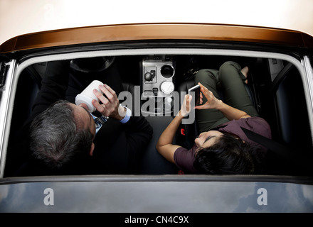 Les hommes et les femmes d'haring voiture pour travailler, overhead view Banque D'Images