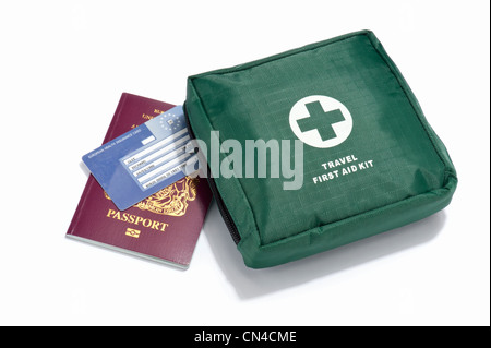 Billet d'une trousse de premiers soins, passeport britannique et carte européenne d'assurance maladie Banque D'Images