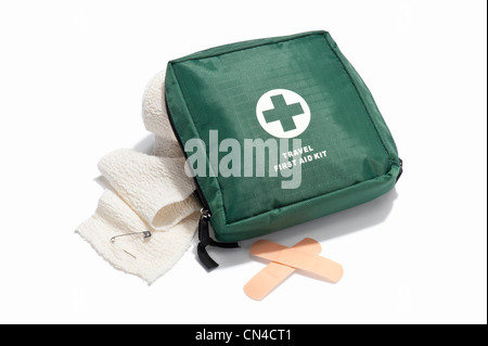 Billet d'une trousse de premiers soins avec bandage et plâtres Banque D'Images