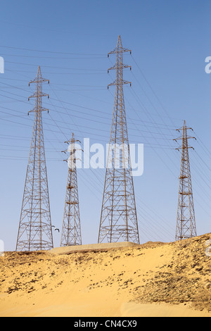 Égypte - lignes à haute tension près de Aswan Banque D'Images