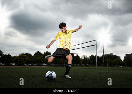 Joueur de football à propos de donner un coup de boule sur ton Banque D'Images