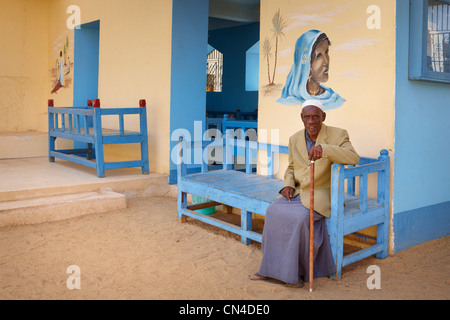 Egypte - Village nubien près d'Assouan, Nubian graybeard, portrait de l'ancien nubien homme assis près de sa maison Banque D'Images