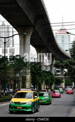 Trafic routier sous le ciel dans la région de Nana Bangkok, Thaïlande Banque D'Images