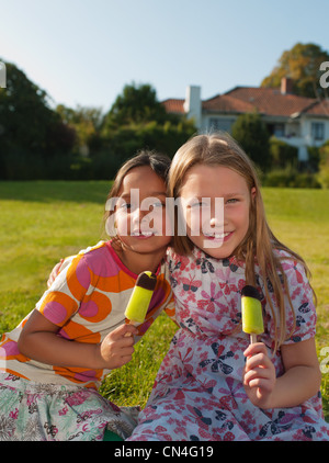 Girls enjoying ice loliies, portrait Banque D'Images