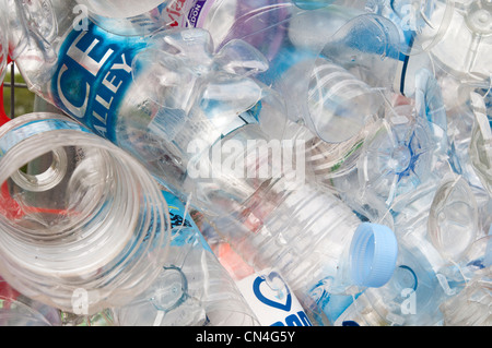 Bouteilles en plastique attaché à un fil de fer grillage de séparation mettent en lumière la nécessité pour plus de recyclage des matériaux précieux Banque D'Images