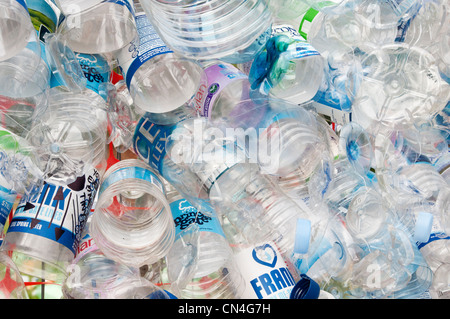 Bouteilles en plastique attaché à un fil de fer grillage de séparation mettent en lumière la nécessité pour plus de recyclage des matériaux précieux Banque D'Images