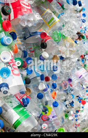 Bouteilles en plastique attaché à un fil de fer grillage de séparation mettent en lumière la nécessité pour plus de recyclage des matériaux précieux Banque D'Images