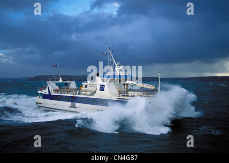 France, Manche, mer d'Iroise, ferry pour l'Ile de Sein dans le raz de Sein, Pointe du Raz (vue aérienne) Banque D'Images