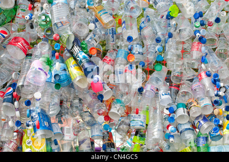 Bouteilles en plastique attaché à un fil de fer grillage de séparation mettent en lumière la nécessité pour plus de recyclage des matériaux précieux Banque D'Images