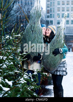 Un couple qui achète des arbres de Noël