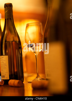 France, Loire, caractéristique : Margeon clignote vin, bouteille et verre de vin blanc Banque D'Images